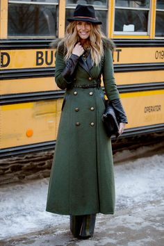 Street Chic: New York Fashion Week - Street Style Photos NYFW Fall 2014 - ELLE Weekend Mode, Mode Mantel, Outfit Essentials, Fall 2014 Fashion, Nyc Street Style, Nyc Street, Heels Outfits, Green Dresses, Street Style Winter