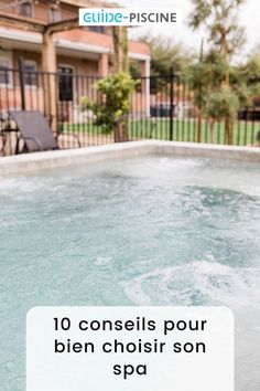 an outdoor hot tub with the words 10 conseis pour bein choisi son spa