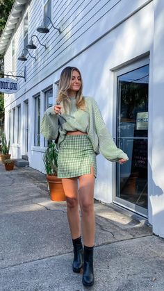 Plaid Skirt Matching Set, Green Courdory Skirt Outfit, Unique Spring Outfits, 2023 Skirt Outfits, Green Short Skirt Outfit, Light Green Skirt Outfit, Casual Outfits With Skirts, Tiered Mini Skirt Outfit, Black Outfit Oversized