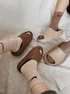 Slides Outfit, Cute Nike Outfits, Shower Shoes, Hype Shoes, Aesthetic Shoes, Swag Shoes, Mode Inspo