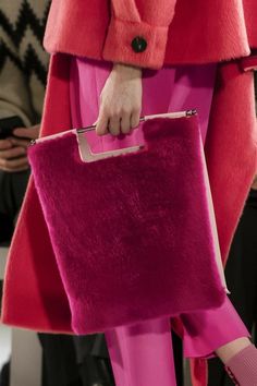 London Fall, Fashion Week 2018, Fur Bag, Fabric Bags, Fall 2018, Gucci Bags, Texture Design, Beautiful Bags