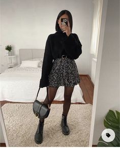 Black Dress Outfits For Women, Rara Skirt Outfit, Short Skirt Winter Outfit, Sweater And Dress Layering, Outfit Botas, Stylish Winter Outfits, Rock Outfit