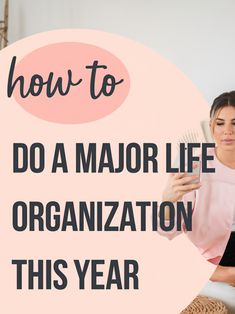 Truly organized individuals are not innately organized; they cultivate positive practices that help them maintain order. So even if you view yourself as somewhat chaotic, you possess the capability to learn organization. From planning, jotting things down, to removing the unnecessary and arranging what’s crucial, you will evolve into an organized person if you commit to learning and applying. Yearly Organizing Schedule, How To Be Organised Life, How To Organize Yourself, Personal Office Ideas, Organizing Schedule, Getting Life Together, Life Organization Tips, Get Your Life Organized, How To Be More Organized