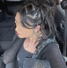 Tony Braids In Hair, Braids With Wolfcut, Rock Inspired Hairstyles, Dark Alternative Hair, Hair Styles For Medium Length Braids, Hair Styles With Jewelry, Chains In Hair, 90s Alt Hairstyles, Creative Updos For Long Hair