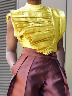 Pants Couture, Feminine Streetwear, Runway 2024, Mustard Shirt, Urban Shirt, Short Blouse, Elegant Tops, Ruffles Fashion, Classy Casual Outfits