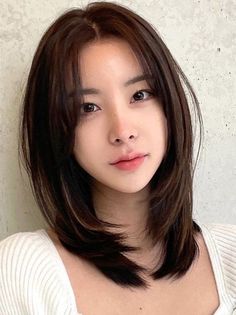 long layered lob with side bangs Above The Shoulder Haircuts, Short Shoulder Length Hair, Shoulder Length Hairstyles, Layered Haircuts Shoulder Length, Haircuts For Medium Length Hair, Classic Glamour, Hair Inspiration Long, Layered Haircuts For Medium Hair