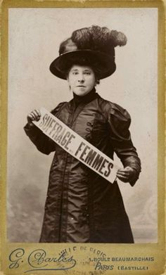 an old photo of a woman wearing a hat and holding a sign with the word politicallamps on it