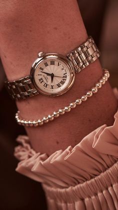 Trendy Watches Women Fashion, Trendy Watches Women, Pretty Watches, Vintage Watches Women, Watch Ad, Watch Trends, Accesories Jewelry