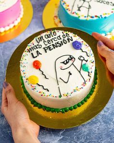 someone is holding up a cake decorated with the words i'm no one who decided to be la pension