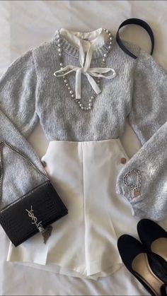 Luxury Vintage Outfits, Jeans Feminine Outfit, Crocette Aesthetic Outfits, Ild Money Outfit Aesthetic, Regencycore Outfits, Modern Day Princess Outfits, Old Money Outfits Asthetics, Mommy Isuess Aestethic, Princess Core Outfit