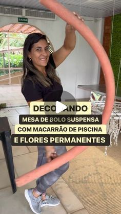 a woman holding a large pink object in front of her face with the words deco and mesa de bolo suspensa written on it