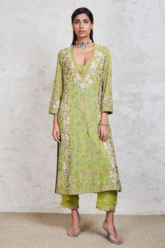 Green Suit Women, V Neck Kurta, Suits For Women Indian, Kurta Pant Set, Pakistani Wedding Outfits, Indian Dresses Traditional, Traditional Indian Outfits, Sleeves Designs For Dresses, Boutique Dress Designs