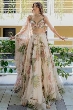 Lehenga For Night Function, Aesthetic Lehanga Outfits, 2025 Indian Fashion Trends, Beach Wedding Lehenga, Haldi Outfit Inspiration, Red Indian Outfits For Women, Lehanga Aesthetics, Chanya Choli Aesthetic, Mahima Mahajan Lehenga