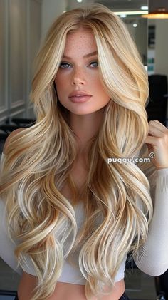 Dimensional Beauty: Stunning Blonde Hair with Lowlights Ideas Copper Lowlights, Blonde Copper, Long Hair Highlights, Honey Blonde Hair Color, Highlights Ombre, Cool Blonde Hair, Chique Outfits, Natural Curls Hairstyles, Low Lights Hair