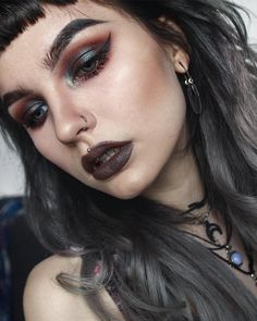 Venus 2 Palette Looks, Witchy Makeup, Fete Emo, Iridescent Makeup, Make Carnaval, Make Up Ideas, Dark Lipstick, Alternative Makeup, Gothic Makeup