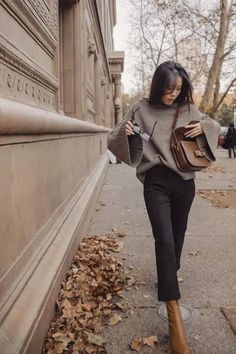 Czech Street Style, Women’s Wear To Work, Edgy Chic Minimalist Style, Fall Plane Outfit, Fall 2023 Business Casual Outfits, Fall Casual Outfits Women Weekend Style 2023, Elegant Women Style Classic Beauty, German Fashion Women, Going Out Dancing Outfits