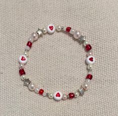 Couples Bead Bracelets, Head Bracelet Ideas, Bracelet Inspo Seed Beads, Bracelet Ideas Coquette, Bracelet Ideas With Seed Beads, Bread Bracelet Ideas, Bracket Making Ideas, Indie Bracelet Ideas, Strawberry Shortcake Bracelet