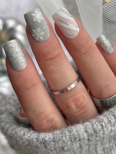 40 Dazzling Winter Wedding Nails For Winter Brides Square Acrylic Nails Christmas, Winter Wedding Nails, Kutek Disney, January Nails, Diva Nails, Christmas Gel Nails, Snowflake Nails