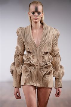 Haute Couture, Iris Van Herpen Sketchbook, Iris Van Herpen Couture, Fashion Sketchbook Inspiration, 3d Printing Fashion, Iris Van Herpen, Printed Blazer