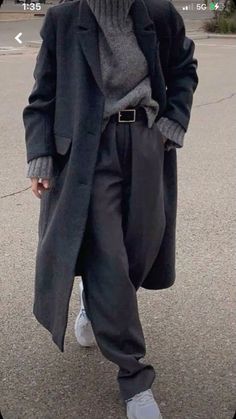 outfits grey Outfit Trousers, Vinter Mode Outfits, Trousers Outfit, Looks Street Style, Latest Trend, Mode Inspo, 가을 패션, Autumn Outfit, Mode Vintage