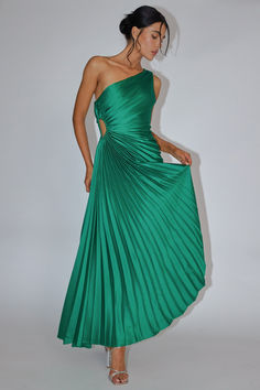 Brooklynn One-Shoulder Accordion Pleat Kelly Green by Selfie Leslie Gala Event, Pleat Dress, Tie Up Heels, Gala Events, Split Maxi Dress, Green Midi Dress, Knit Mini Dress, Wedding Things, Party Looks