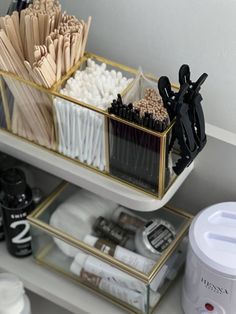 Home Lash Business, Beige Lash Room Aesthetic, Lavender Esthetician Room, Esthetician Room Decor Luxury, Beauty Salon Room Ideas, Esthetician Room Organization, White And Gold Esthetician Room, Pmu Brows Aesthetic