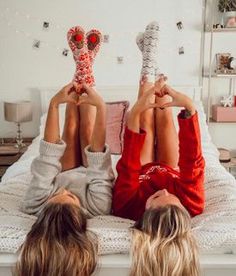 Christmas Pictures Friends, Photos Bff, Sisters Photoshoot, Best Friend Photography, Best Friend Poses, Shotting Photo, Best Friend Photoshoot, Bff Photoshoot Poses, 사진 촬영 포즈