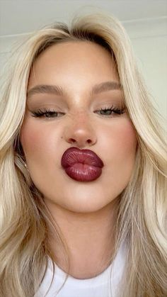 #prettygirlgang 90s Glam Makeup, Red Lip Makeup Looks, Cherry Makeup Look, 90s Inspired Makeup, Big Eye Makeup, Carnaval Makeup, Makeup 2024, Pure Makeup, Ball Makeup