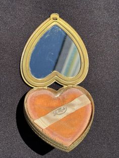 Vintage Compact Makeup, Lovecore Room, 1900's Makeup, 1920 Makeup, Lipstick Vintage, Vintage Makeup Ads, Hand Mirrors, Makeup Compact, Compact Makeup