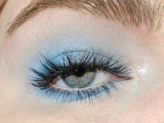 Light Blue Prom Aesthetic, Light Blue Eye Makeup Looks, Blue Makeup Ideas Simple, Cute Light Blue Eyeshadow Looks, Light Blue Eye Makeup Prom, Light Blue And Silver Makeup, Simple Light Blue Makeup, Blue And White Eye Makeup, 1989 Inspired Makeup