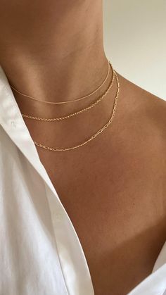 Minimalist Accessories Jewellery, Dainty Gold Jewelry, Permanent Jewelry, Minimalist Accessories, Medium Short Hair, Layered Chain Necklace, Layered Chain, Gold Ring Designs, Animal Photos