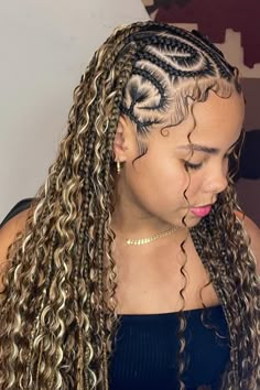 Fulani Braids Hairstyles Designs-Fulani braids with color are so cute, girl you can't go wrong with gold and black braids. There is something about gold and black braids mixed, great as part of pool day hair , it adds a little something, look at how fresh these blonde fulani braids with curls we say yes to goddess fulani braids with curls blonde for pool hairstyles and everything in between Two Color Fulani Braids, Hair Inspo Color Braids, Fulani Braids Vacation, Goddess Braids Mixed Color, Blonde Braid Styles For Black Women, Blonde Mix Goddess Braids, Fulani Braids Hairstyles Blonde, Mixed Goddess Braids, Blonde Vacation Braids