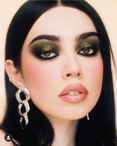 Dark Color Makeup, Monochromatic Eye Makeup, Green Black Makeup, Autumn Makeup Looks Fall, Makeup Looks Eyes, Punk Eye Makeup, Celestial Makeup, Glitter Pigment