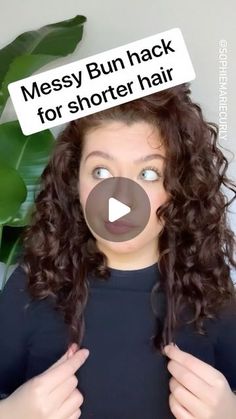 What To Do With Short Curly Hair, Natural Curly Bun Hairstyles, Easy Curly Messy Bun, Easy Bun For Curly Hair, Messy Bun Short Curly Hair, Curly Hair Bun Styles Natural Curls, Messy Bun With Curly Hair, Scrunch Hair Tutorial, Curl Bun Hairstyles