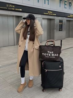 Comfortable Airport Outfit, Airport Outfit Winter, Long Beige Coat, Chic Airport Outfit, Pink Sweatsuit, Airport Outfit Ideas, Comfy Airport Outfit, Cute Travel Outfits, Travel Attire