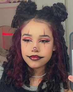 Makeup Looks For Halloween Easy, Easy Diy Clown Costume For Women, Halloween Inspo Makeup, Scary Clown Halloween Makeup, Fantasia Pro Halloween, Halloween Makeup Inspo Easy, Simple Cute Clown Makeup, Fantasias Pro Halloween, Movie Makeup Looks