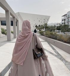 Red Hijab, Pink Tumblr Aesthetic, Stylish Hijab, Hijab Trends, Hijab Aesthetic, Muslim Girl, Modesty Fashion