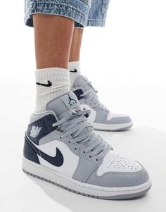 Scarpe, Stivali e Sneakers di Jordan Allaccia le scarpe e via! Lunghezza media Modello stringato Caviglia imbottita Esclusivo logo Nike Logo Jordan Jumpman sulla linguetta Traforate per una migliore ventilazione Intersuola in schiuma con ammortizzazione Air Robusta suola in gomma per una trazione eccellente sui ogni tipo di superficie Suola scolpita zigrinata Nota bene: puoi acquistare una sola unità di questo prodotto per ogni ordine Un ordinativo contenente più di un solo pezzo sarà cancellato Nike Branding, Nike Air Jordan 1 Mid, Jumpman Logo, Shorts Co Ord, Nike Brand, Nike Air Jordan 1, Air Jordan 1 Mid, Jordan 1 Mid, Swimwear Sale