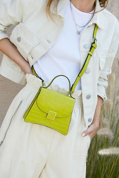 Lime Green Outfits, Lime Green Shoes, Bright Bag, Outfit Elegantes, Polished Casual, Leather Makeup Bag