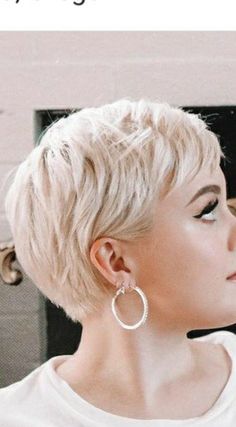 Long Layered Pixie Haircut, Pixie Haircut Hairstyles, Long Layered Pixie, Trendy Pixie Haircut, Short Haircuts Ideas, Short Platinum Blonde Hair, Short Blonde Pixie, Pixie Haircut Ideas, Layered Pixie