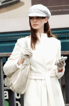 Is the newsboy hat making a comeback? You won't believe which It-girl was… Devil Wears Prada Outfits, Prada Outfits, Anne Hathaway Style, Devil Wears Prada, Estilo Preppy, Elegante Casual, Movie Fashion, News Boy Hat, White Coat