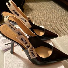 Black Patent With Signature Ja’dior Strap Brand New With Box Tags And Receipt. These Are Authentic From The Dior Boutique. Dior Slingback Outfit, Dior Slingback Heels, Dior Slingbacks, Dior Slingback, Stile Blair Waldorf, Dior Boutique, Mode Tips, Dior Shoes