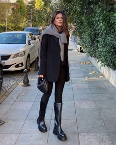 Modern Leggings Outfit, Lug Sole Knee High Boots Outfit, How To Wear Leggings 2023, Modern Look Outfits, Day Out In London Outfit, Casual Cool Outfits Women, London Day Out Outfit, Silent Luxury Fashion, Modern Winter Outfits