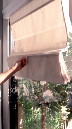 Demonstration of magnetic roman shades. Fold Up Blinds, Cordless Bamboo Blinds, Roman Shades Diy Magnetic, Magnetic Roman Blinds Diy, Roman Blinds For Living Room, How To Sew Roman Shades, Window Covers Ideas, Diy Magnet Roman Shades, Magnetic Blinds Diy