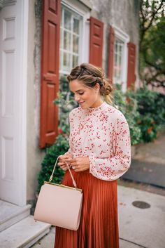 Gal Meets Glam Fall Colors In Charleston -Express top, skirt & pumps c/o, Mansur Gavriel bag Grown Up Feminine Style, Romantic Outfit Ideas, Gal Meets Glam Fall, Spring Look, Looks Chic, Mode Vintage