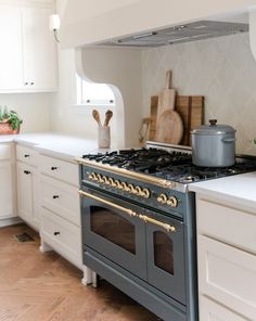 the kitchen is clean and ready to be used as an appliance for cooking