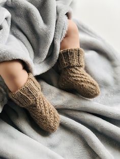 Knit baby socks, alpaca socks for kids, white and brown handknit baby socks, newborn boy and girl socks, pure wool baby showers gift Cozy Soft Brown Socks, Cozy Warm Brown Socks, Baby Socks Knit, Kids Market, Pretty Socks, Newborn Socks, Alpaca Socks, Merino Wool Socks, Hand Knit Socks