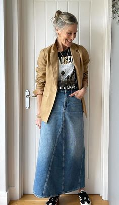 Denim Dress With Blazer, Denim Dress Outfit 2023, Long Jean Skirt Outfits Fall 2024, Jean Maxi Skirt Outfit Fall, Maxi Jean Skirt Outfits Fall, Long Skirt Outfits Casual, Styling Denim Maxi Skirt, Jean Long Skirt Outfits, Denim Maxi Skirt Outfit Fall