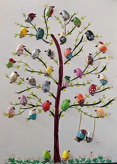 a tree with many birds on it is shown in the shape of a bird's nest