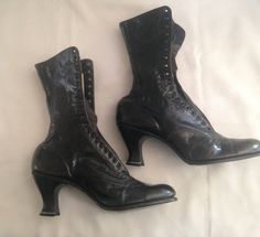 Never worn vintage new lace up boots. Black leather. There is some wear, I guess from storage on the soles'. 9'' from heel to toe with a 2.5'' heel. I think they are a narrow size 5. They have no laces. Witches Boots, Thick Heel Boots, Wall Hats, Granny Boots, Victorian Boots, Witch Shoes, Witch Boots, Thick Heels, Vintage Shoes